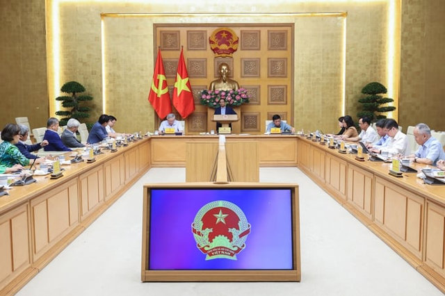 Thủ tướng lagrave;m việc với Ban Nghiecirc;n cứu phaacute;t triển kinh tế tư nhacirc;n.