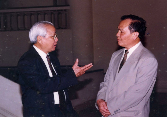 Thủ tướng V&otilde; Văn Kiệt - Nh&agrave; cải c&aacute;ch, đổi mới kinh tế h&agrave;ng đầu của Đảng, trao đổi với TSKH L&ecirc; Văn Ch&acirc;u về việc x&acirc;y dựng m&ocirc; h&igrave;nh ph&aacute;t triển thị trường chứng kho&aacute;n mang bản sắc Việt Nam &nbsp;