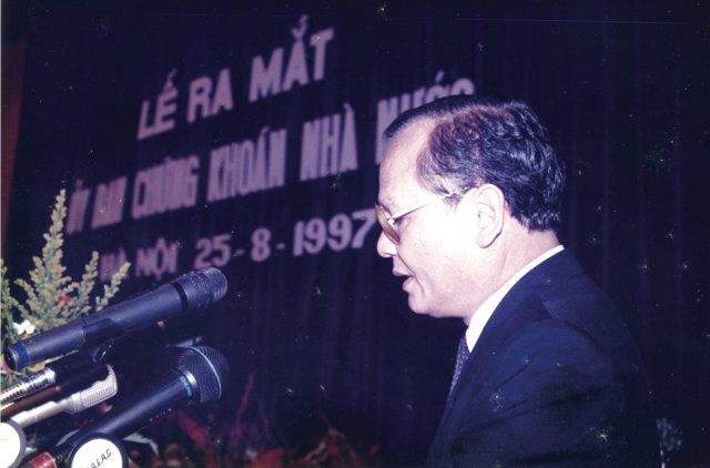 Chủ tịch Ủy ban Chứng kho&aacute;n Nh&agrave; nước đầu ti&ecirc;n TSKH L&ecirc; Văn Ch&acirc;u ph&aacute;t biểu tại Lễ ra mắt Ủy ban Chứng kho&aacute;n Nh&agrave; nước (ng&agrave;y 25/8/1997) &nbsp;