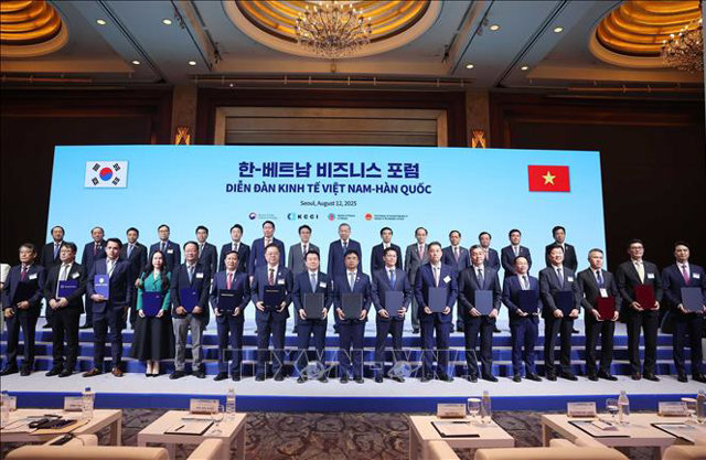 Tổng Biacute; thư Tocirc; Lacirc;m vagrave; Thủ tướng Hagrave;n Quốc Kim Min Seok chứng kiến caacute;c đơn vị, doanh nghiệp trao thoả thuận hợp taacute;c. (Ảnh: TTXVN)