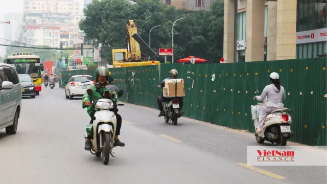 Hà Nội: Đường Nguyễn Tuân mở rộng chưa xong, nhà 'tý hon' đã lên tầng - Ảnh 2