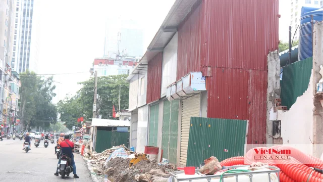 Hà Nội: Đường Nguyễn Tuân mở rộng chưa xong, nhà 'tý hon' đã lên tầng - Ảnh 1