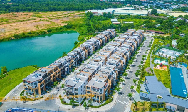 Thị trường bất động sản 6 tháng: Thanh khoản chông chênh - Ảnh 1
