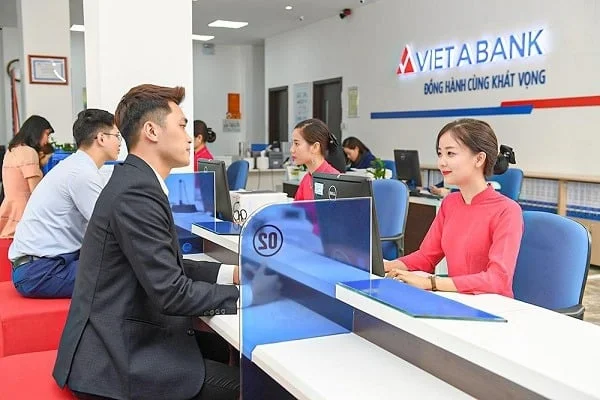 Đại hội đồng cổ đ&ocirc;ng thường ni&ecirc;n 2025 của VietABank đ&atilde; th&ocirc;ng qua việc tăng vốn điều lệ từ 5.400 tỷ đồng l&ecirc;n 11.582 tỷ đồng bằng ph&aacute;t h&agrave;nh v&agrave; ch&agrave;o b&aacute;n cổ phiếu cho cổ đ&ocirc;ng, ch&agrave;o b&aacute;n cổ phiếu ESOP.