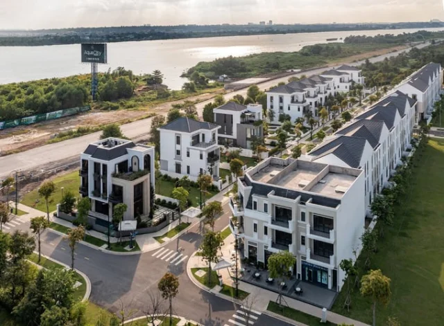 Điển h&igrave;nh nhất cho g&aacute;nh nặng n&agrave;y l&agrave;&nbsp;Novaland&nbsp;(NVL). D&ugrave; gi&aacute; trị tồn kho chỉ tăng nhẹ 2,4% so với đầu năm, song con số tồn kho l&ecirc;n tới 150.113 tỷ đồng (chiếm hơn 60% tổng t&agrave;i sản) vẫn thực sự l&agrave; một th&aacute;ch thức lớn đối với doanh nghiệp bất động sản. &nbsp;