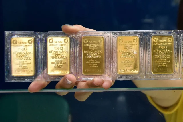 Rạng s&aacute;ng 15/8, gi&aacute; v&agrave;ng thế giới giảm mạnh, dao động quanh ngưỡng 3.330 USD/ounce.