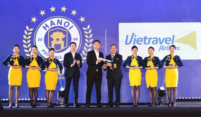 L&atilde;nh đạo Vietravel Airlines v&agrave; l&atilde;nh đạo Hanoi FC tặng qu&agrave; lưu niệm, đ&aacute;nh dấu cột mốc quan trọng trong chặng đường hợp t&aacute;c của hai đơn vị &nbsp;