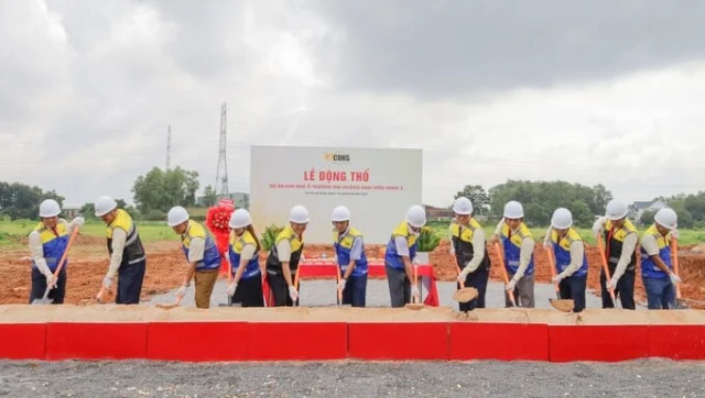Đại diện chủ đầu tư thực hiện nghi thức động thổ Khu nh&agrave; ở thương mại Ho&agrave;ng Nam Uy&ecirc;n Hưng 2