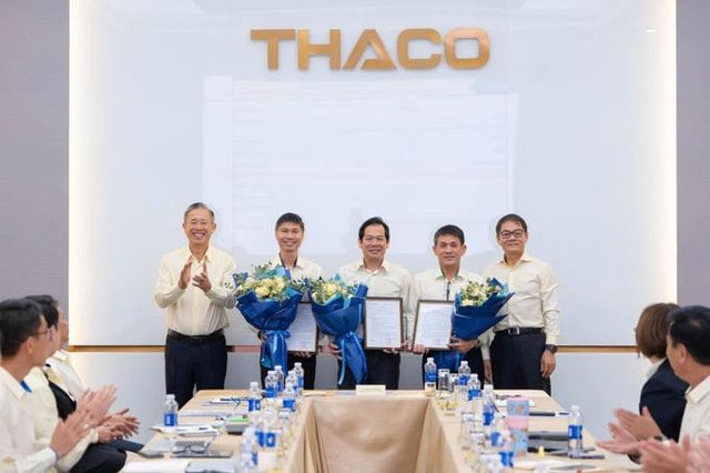 Ban latilde;nh đạo Thaco trao quyết định vagrave; tặng hoa chuacute;c mừng 3 Phoacute; Tổng Giaacute;m đốc mới tại cuộc họp saacute;ng 16/8.