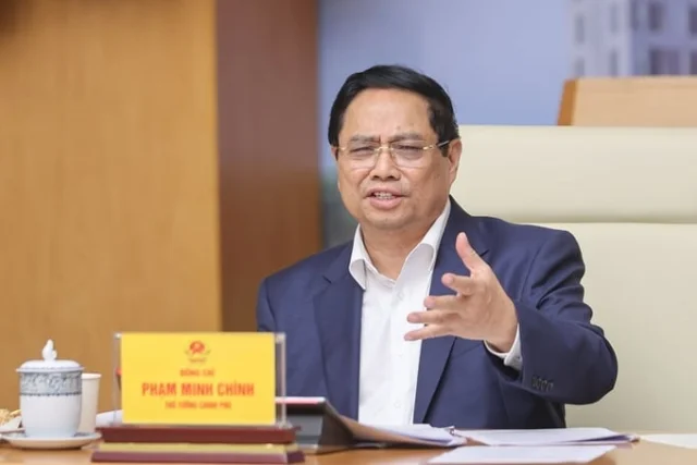 Thủ tướng nhấn mạnh mục ti&ecirc;u ho&agrave;n th&agrave;nh &iacute;t nhất 100.000 căn nh&agrave; ở x&atilde; hội từ nay đến cuối năm 2025 l&agrave; kh&ocirc;ng đổi - Ảnh: VGP/Nhật Bắc