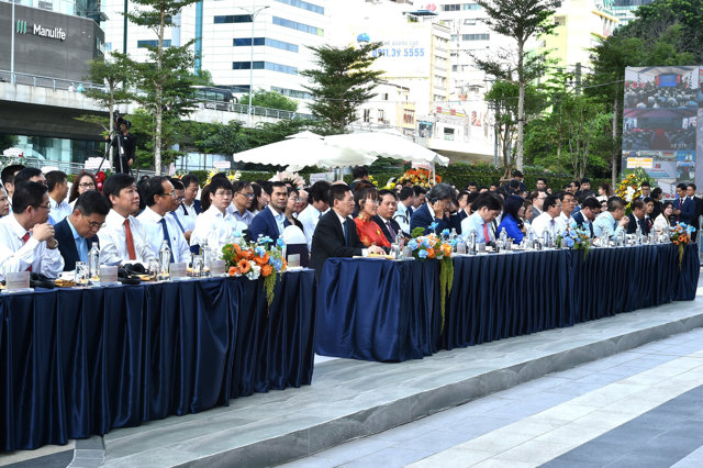Caacute;c đại biểu dự Lễ khaacute;nh thagrave;nh Trung tacirc;m Tagrave;i chiacute;nh Quốc tế Saigon Marina (Saigon Marina IFC) tại số 2 Tocirc;n Đức Thắng, phường Sagrave;i Gograve;n, Thagrave;nh phố Hồ Chiacute; Minh - Ảnh: VGP/Trần Mạnh