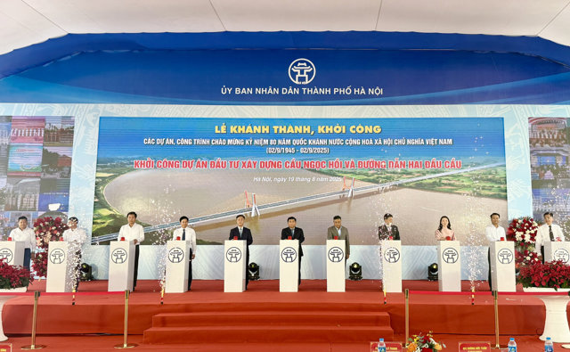 Phoacute; Thủ tướng Chiacute;nh phủ Nguyễn Chiacute; Dũng thực hiện nghi thức khởi cocirc;ng cầu Ngọc Hồi nối thủ đocirc; Hagrave; Nội với tỉnh Hưng Yecirc;n - Ảnh: VGP/Thu Sa