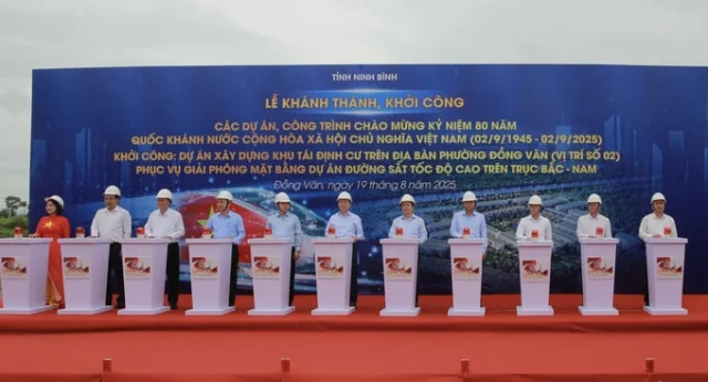 Ph&oacute; thủ tướng Trần Hồng H&agrave; v&agrave; c&aacute;c đại biểu thực hiện nghi thức khởi c&ocirc;ng Dự &aacute;n X&acirc;y dựng khu t&aacute;i định cư tr&ecirc;n địa b&agrave;n phường Đồng Văn, Ninh B&igrave;nh. (Ảnh: VGP) &nbsp;