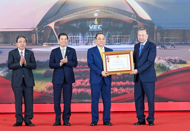 Tổng Biacute; thư Tocirc; Lacirc;m thay mặt latilde;nh đạo Đảng, Nhagrave; nước trao tặng Huacirc;n chương Lao động hạng Nhất cho ocirc;ng Phạm Nhật Vượng - Chủ tịch Tập đoagrave;n Vingroup vigrave; thagrave;nh tiacute;ch đặc biệt xuất sắc của Tập đoagrave;n tại Trung tacirc;m Hội chợ Triển latilde;m Quốc gia.