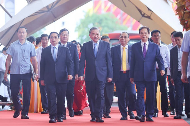 Tổng Biacute; thư Tocirc; Lacirc;m, Thủ tướng Chiacute;nh phủ Phạm Minh Chiacute;nh, nguyecirc;n Thủ tướng Chiacute;nh phủ Nguyễn Tấn Dũng cugrave;ng caacute;c đại biểu tới dự lễ khởi cocirc;ng, khaacute;nh thagrave;nh 250 cocirc;ng trigrave;nh. (Ảnh: VGP)