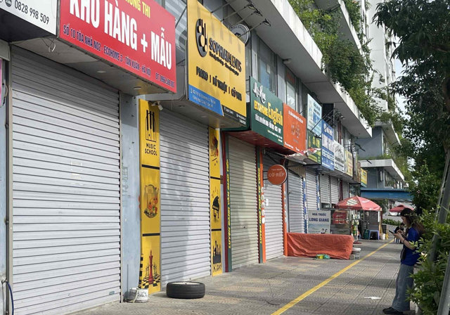 Shophouse ch&acirc;n đế chung cư vắng kh&aacute;ch thu&ecirc; giữa phố lớn.