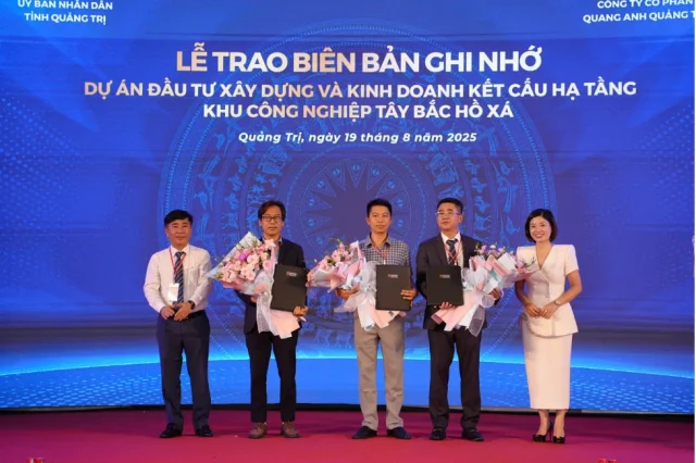 Khu c&ocirc;ng nghiệp cũng tiến h&agrave;nh buổi lễ trao Bi&ecirc;n bản Ghi nhớ Hợp t&aacute;c cho ba nh&agrave; đầu tư thứ cấp