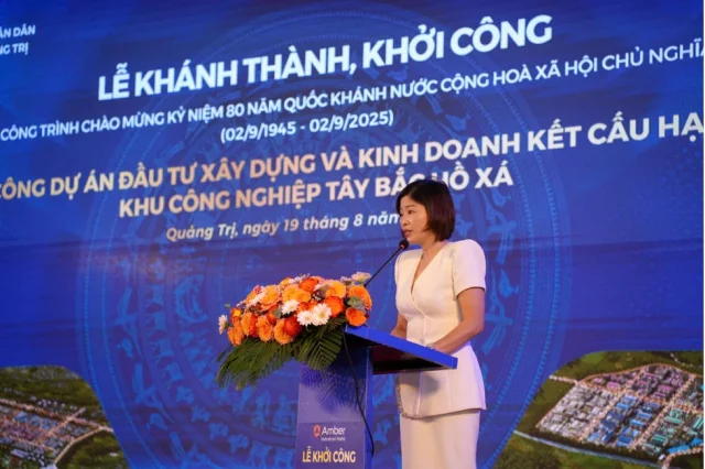 B&agrave; Nguyễn Thị Nga, đại diện Khu c&ocirc;ng nghiệp T&acirc;y Bắc Hồ X&aacute; ph&aacute;t biểu tại Lễ khởi c&ocirc;ng