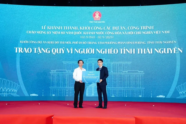 Cũng trong dịp n&agrave;y, Taseco Land đ&atilde; trao 1 tỷ đồng cho Quỹ V&igrave; người ngh&egrave;o của tỉnh.