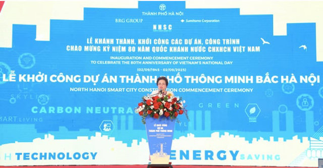 Madame Nguyễn Thị Nga, Chủ tịch Tập đoagrave;n BRG, Phoacute; Chủ tịch kiecirc;m Tổng Giaacute;m đốc Cocirc;ng ty Thagrave;nh phố Thocirc;ng minh Bắc Hagrave; Nội phaacute;t biểu tại sự kiện.