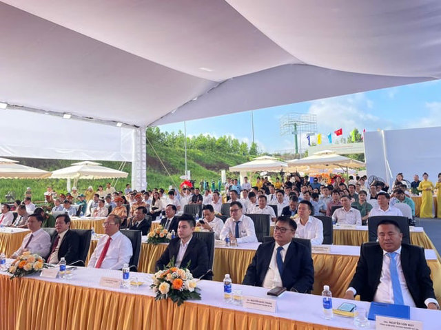 Caacute;c đại biểu tham gia sự kiện khởi cocirc;ng, khaacute;nh thagrave;nh 250 dự aacute;n trọng điểm trecirc;n cả nước.
