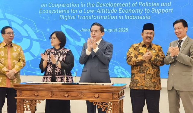 Ocirc;ng Febrian Alphyanto Ruddyard - Thứ trưởng Bappenas, bagrave; Teni Widuriyanti - Tổng Thư kyacute; Bappenas, ocirc;ng Trần Kim Chung - Chủ tịch CT Group, ocirc;ng Rachmat Pambudy - Bộ trưởng Bappenas, ocirc;ng Tạ Văn Thocirc;ng - Đại sứ Việt Nam tại Indonesia.