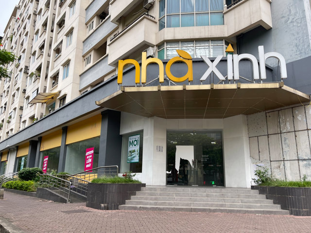 D&atilde;y shophouse ch&acirc;n đế chung cư tr&ecirc;n phố Trung K&iacute;nh - H&agrave; Nội đ&oacute;ng cửa im l&igrave;m. Ảnh: Linh Chi
