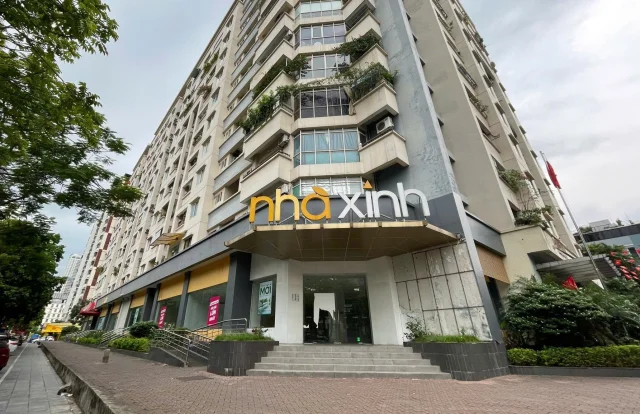 Cả d&atilde;y shophouse ch&acirc;n đế chung cư tr&ecirc;n phố Trung K&iacute;nh - H&agrave; Nội đ&oacute;ng cửa im l&igrave;m. Ảnh: Linh Chi
