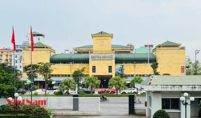 Cảnh buồn ở Móng Cái: Loạt cửa hàng đóng cửa, vắng người kinh doanh - Ảnh 1