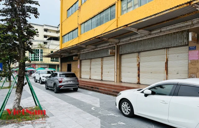 Cảnh buồn ở Móng Cái: Loạt cửa hàng đóng cửa, vắng người kinh doanh - Ảnh 2