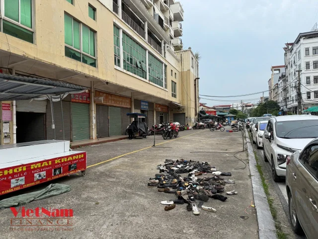 Những đ&ocirc;i gi&agrave;y, d&eacute;p c&ograve;n tồn lại trong 1 cửa h&agrave;ng được mang ra thanh l&yacute; theo kiểu "Đại hạ gi&aacute;"