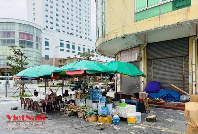 Cảnh buồn ở Móng Cái: Loạt cửa hàng đóng cửa, vắng người kinh doanh - Ảnh 3