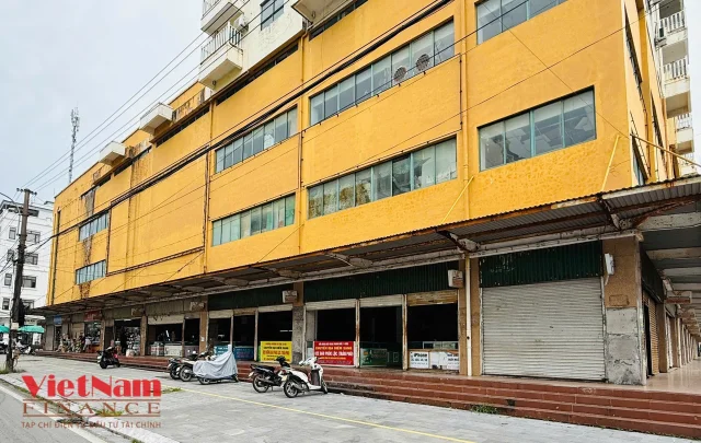 Kh&ocirc;ng c&ograve;n h&igrave;nh ảnh kh&aacute;ch c&ugrave;ng c&aacute;nh cửu vạn tấp nập đi lại v&agrave;o c&aacute;c kiot chất đống h&agrave;ng h&oacute;a. Vốn l&agrave; ng&ocirc;i chợ b&aacute;n bu&ocirc;n sầm uất nhất tại khu vực bi&ecirc;n giới, nhưng giờ đ&acirc;y, c&aacute;c tiểu thương đ&atilde; thực sự kh&oacute; khăn. H&agrave;ng trăm tiểu thương tại chợ trung t&acirc;m M&oacute;ng C&aacute;i lao đao.
