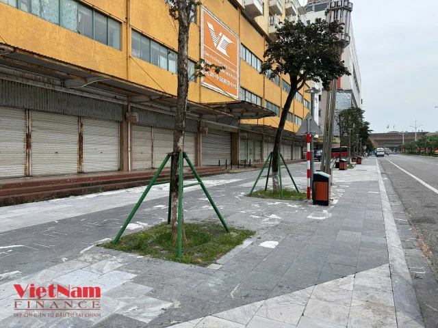 Cảnh buồn ở Móng Cái: Loạt cửa hàng đóng cửa, vắng người kinh doanh - Ảnh 4
