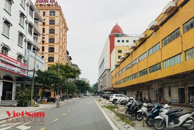 Kh&ocirc;ng kh&iacute; ảm đạm bao tr&ugrave;m cả ngay từ ph&iacute;a ngo&agrave;i khu chợ. Theo ghi nhận, số lượng kiot c&ograve;n b&aacute;n h&agrave;ng tại đ&acirc;y &iacute;t hơn c&aacute;c kiot đ&oacute;ng cửa. Một số tiểu thương cho biết, thời gian gần đ&acirc;y c&aacute;c lực lượng chức năng M&oacute;ng C&aacute;i kiểm so&aacute;t rất chặt chẽ, tịch thu nhiều h&agrave;ng h&oacute;a li&ecirc;n quan đến bu&ocirc;n lậu, gian lận thương mại, h&agrave;ng giả, h&agrave;ng cấm, sở hữu tr&iacute; tuệ... khiến nhiều hộ phải r&uacute;t lui.