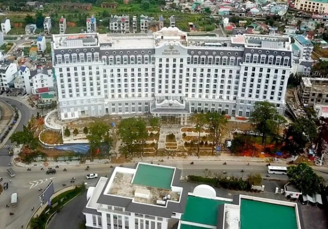 Chủ đầu tư dự &aacute;n kh&aacute;ch sạn Merperle Đ&agrave; Lạt bị phong tỏa t&agrave;i khoản &nbsp;