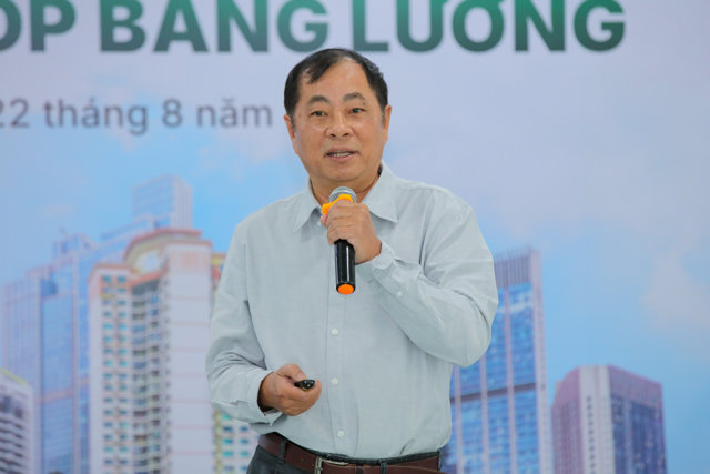 Chuy&ecirc;n gia kinh tế Đinh Thế Hiển ph&aacute;t biểu tại tọa đ&agrave;m. Ảnh: BTC. &nbsp;