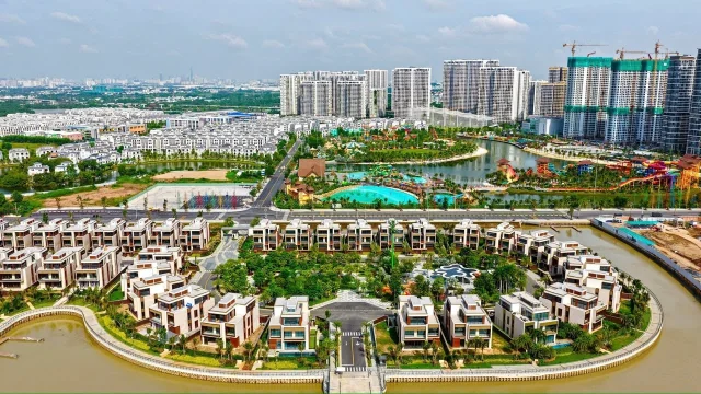 Dòng tiền trở xấu, nợ vay của loạt DN bất động sản tăng mạnh - Ảnh 1