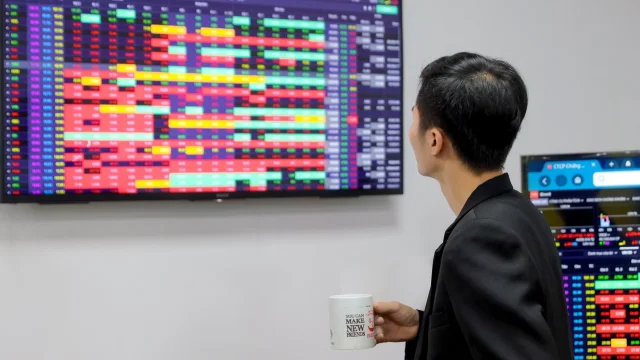 Sau khi thiết lập mức đỉnh &ldquo;ho&agrave;n hảo&rdquo; 1.688 điểm, VN-Index rơi liền hai phi&ecirc;n li&ecirc;n tiếp, mất tổng cộng 74 điểm&nbsp;