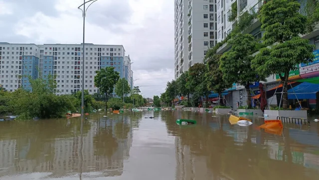 Hai ngày sau bão, loạt chung cư Hà Nội vẫn 'thất thủ' trong biển nước - Ảnh 1