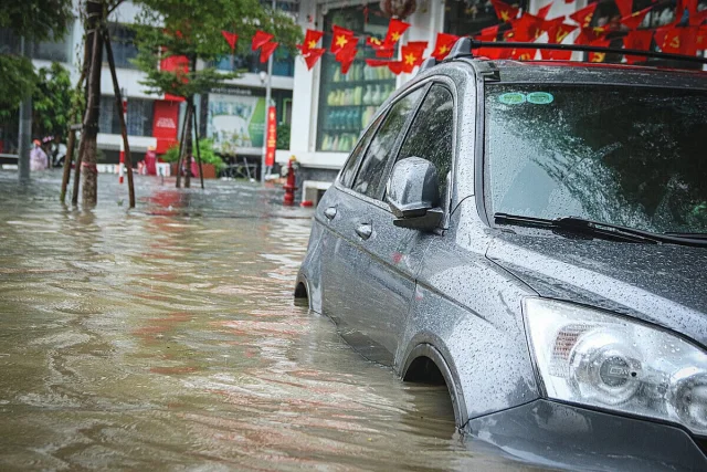 Nhiều phương tiện "nằm im" trong d&ograve;ng nước.