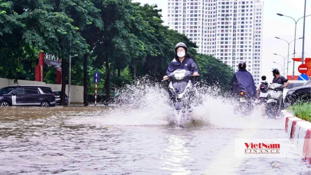 Hai ngày sau bão, loạt chung cư Hà Nội vẫn 'thất thủ' trong biển nước - Ảnh 5