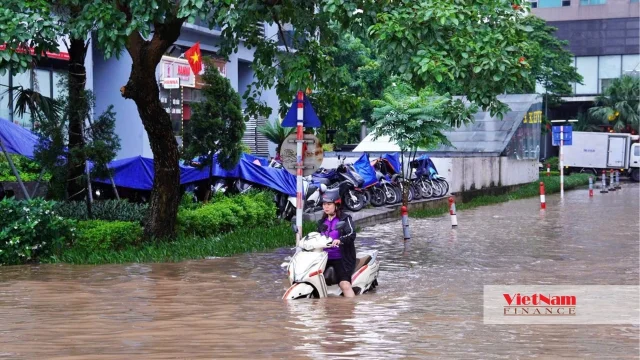 Khu Ngoại giao đoàn thành rốn ngập: Giá nhà cao kỷ lục, mưa lớn phố thành sông - Ảnh 13