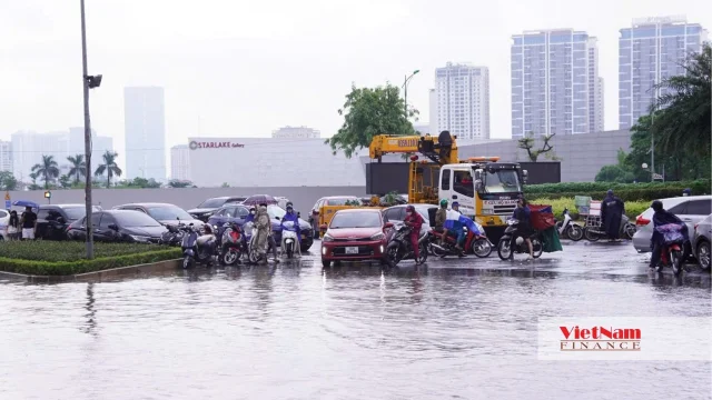 Khu Ngoại giao đoàn thành rốn ngập: Giá nhà cao kỷ lục, mưa lớn phố thành sông - Ảnh 2