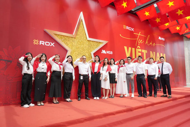 ROX Tower rực rỡ cờ hoa, lan tỏa tinh thần tự hào Việt Nam - Ảnh 2