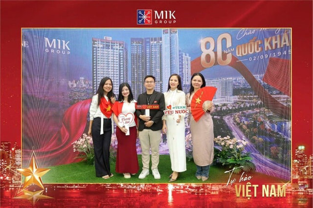 Kh&aacute;ch tham quan lưu giữ khoảnh khắc check-in bằng ảnh QR tại kh&ocirc;ng gian MIK Group