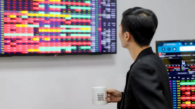 VN-Index chưa thể chinh phục mốc 1.700 điểm trong th&aacute;ng 8
