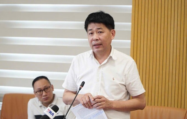 &Ocirc;ng Mai Văn Phấn, Ph&oacute; cục trưởng Cục Quản l&yacute; đất đai th&ocirc;ng tin tại họp b&aacute;o. &nbsp;