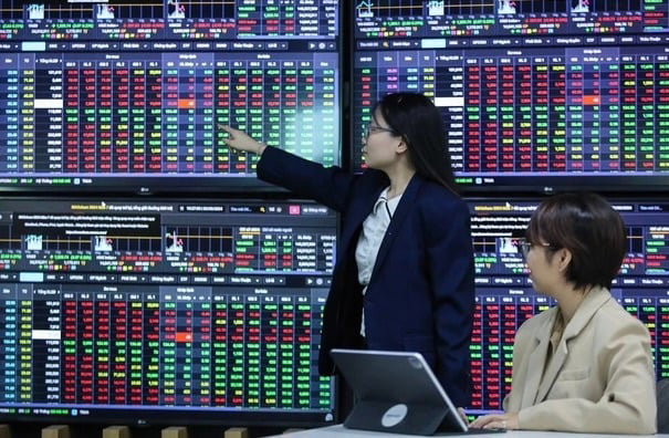 VN-Index "rơi tự do" sau khi chinh phục đỉnh lịch sử 1.700 điểm.