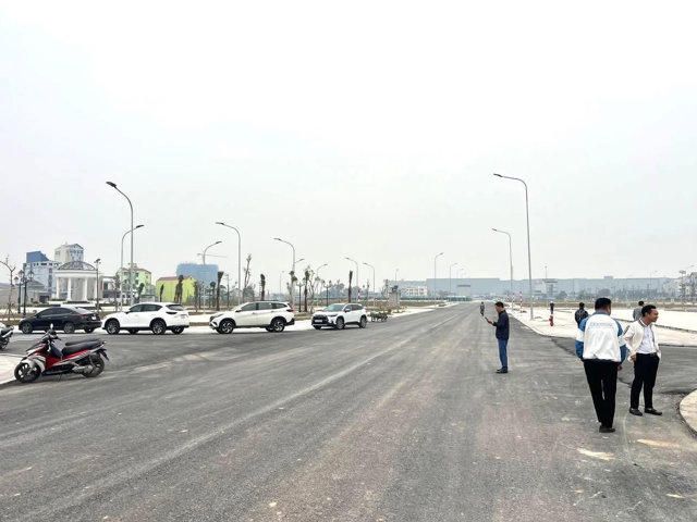 Anh Quang Chiến - Gi&aacute;m đốc Trung t&acirc;m tư vấn BĐS tại Duy Ti&ecirc;n cho biết: Hiện nay, gi&aacute; đất tại c&aacute;c khu vực n&agrave;y vẫn c&ograve;n tương đối mềm, dao động trong khoảng 10 &ndash; 18 triệu đồng/m2 t&ugrave;y vị tr&iacute;. Tại Chuy&ecirc;n Ngoại gi&aacute; đất thổ cư rao b&aacute;n trong khoảng 10 &ndash; 14,5 triệu/m2. Tại Ti&ecirc;n  Sơn gần khu đ&ocirc; thị, gi&aacute; phổ biến từ 500 &ndash; 800 triệu/l&ocirc;, tương đương 7 &ndash; 11 triệu/m2 t&ugrave;y diện t&iacute;ch.